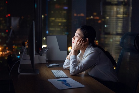 1653946946964592.jpg 攝圖網_501274859_banner_職場女性加班發(fā)呆(企業(yè)商用).jpg