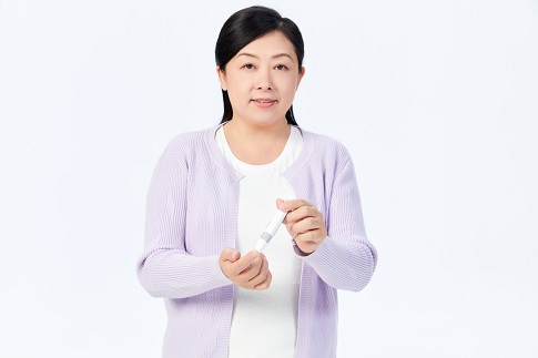 1654790438151012.jpg 攝圖網(wǎng)_501685227_banner_中年女性檢測血糖(企業(yè)商用).jpg