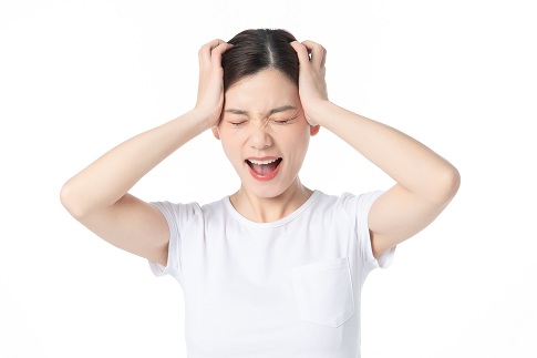 1655826881931981.jpg 攝圖網_501192123_女性頭疼崩潰(企業商用).jpg