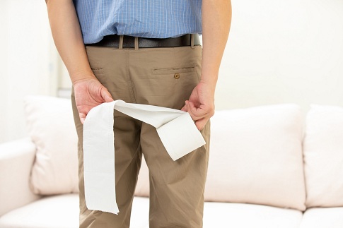 1657899076507633.jpg 攝圖網_501661388_banner_中年男人腹瀉痔瘡概念(企業商用).jpg