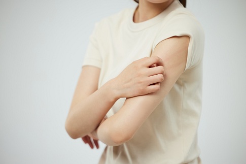 1659629595688291.jpg 攝圖網(wǎng)_502355357_banner_皮膚瘙癢撓抓的女性手臂局部特寫(xiě)(企業(yè)商用).jpg