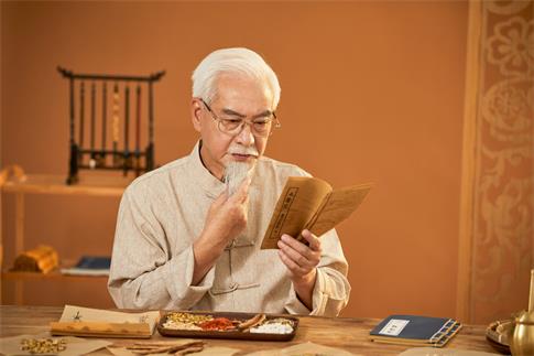 1671910356975361.jpg 攝圖網_501681016_banner_老中醫閱讀醫書(非企業商用).jpg