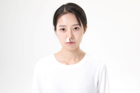 1674581662534936.jpg 攝圖網_501089305_banner_女性流鼻血(非企業商用).jpg