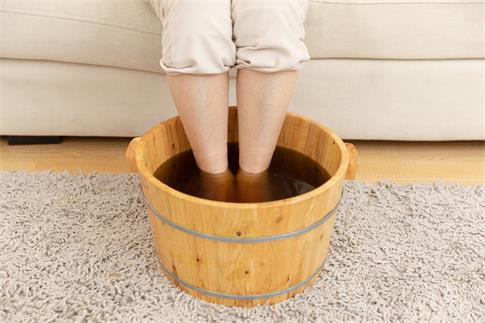 1676245131901741.jpg 攝圖網(wǎng)_501568842_banner_老年人養(yǎng)生泡腳特寫(企業(yè)商用).jpg