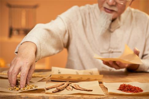 1683332587482659.jpg 攝圖網_501681019_banner_老中醫抓中藥(企業商用).jpg