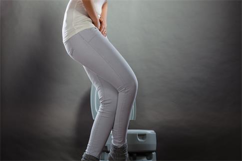 1691452689850885.jpg 攝圖網_307193087_手拿著壓在馬桶前胯部小腹的生病婦女醫療問題尿失禁保健觀念手抓胯部的女人(企業商用).jpg