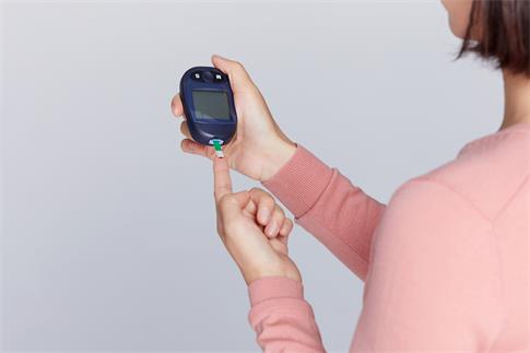 1693009060160575.jpg 攝圖網(wǎng)_501684059_banner_女性展示血糖儀器使用過程(企業(yè)商用).jpg