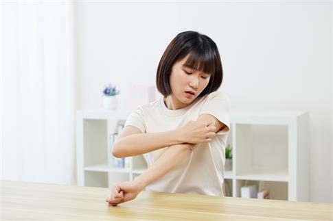 1693185267430816.jpg 攝圖網_507712866_banner_夏日女性皮膚過敏抓撓手臂(企業商用).jpg
