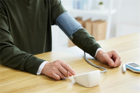 1693460960318605.jpg 攝圖網_502495827_banner_中年男性測量血壓特寫(企業商用).jpg