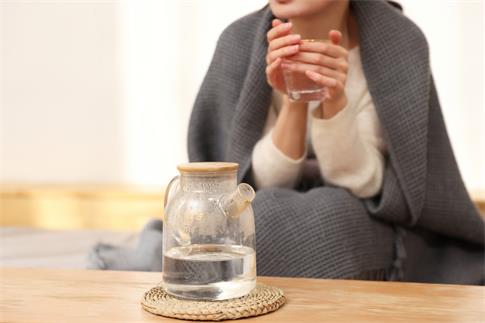 1697762993306526.jpg 攝圖網_502350089_banner_居家女性喝熱水特寫(企業商用).jpg