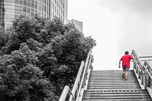 1700091786236960.jpg 攝圖網(wǎng)_500447269_banner_創(chuàng)意街頭紅色著裝男人爬樓梯(企業(yè)商用).jpg