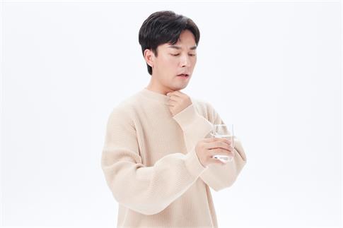 1702082039868569.jpg 攝圖網_501692536_青年男性咽炎嗓子疼喝水(企業商用).jpg