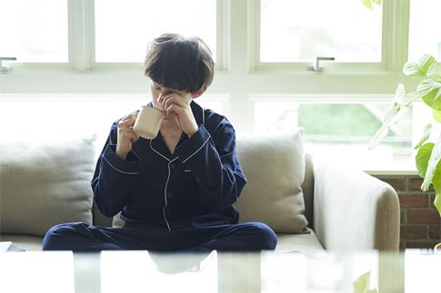 1707181470629979.jpg 攝圖網_502286238_起床喝水的青年男性(企業商用).jpg