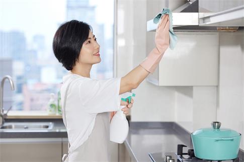 1707955777882161.jpg 攝圖網_506948702_居家女性廚房消毒清潔(企業商用).jpg