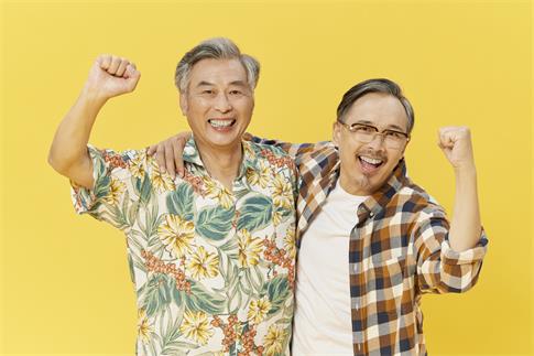 1708041436959057.jpg 攝圖網(wǎng)_501784639_中老年男性和好友擁抱加油手勢(shì)(企業(yè)商用).jpg