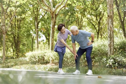 1711507447181977.jpg 攝圖網_507510744_老年夫婦戶外運動休息(企業商用).jpg