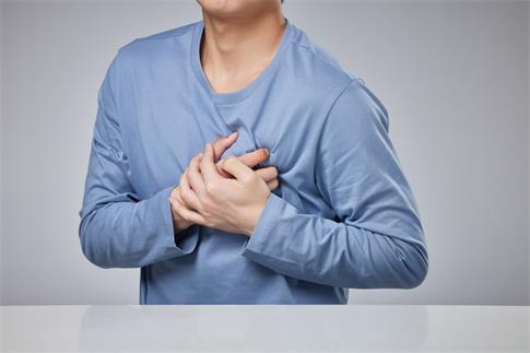 1715039201991518.jpg 攝圖網_501784619_年輕男性心臟痛特寫(企業商用).jpg