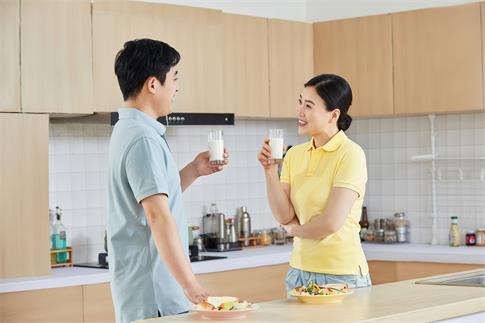 1715135317776397.jpg 攝圖網_501318561_banner_中年夫婦餐廳喝牛奶(企業商用).jpg