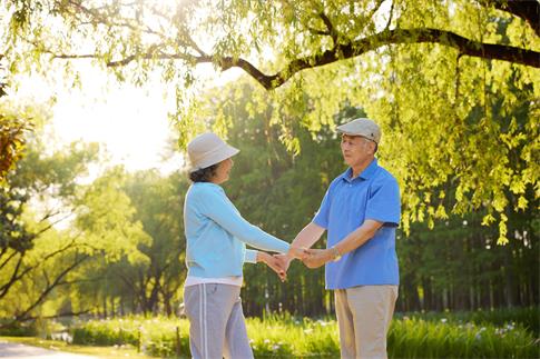 1721346056502490.jpg 攝圖網_507741077_在公園樹蔭下跳雙人舞的退休老人(企業商用).jpg