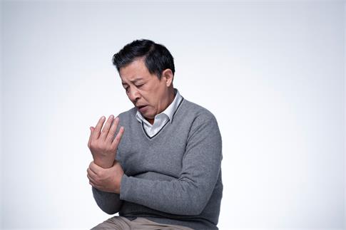 1721436292699668.jpg 攝圖網_501701773_老人手腕發麻表情痛苦(企業商用).jpg