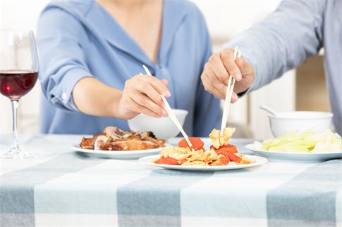 1726791782407058.jpg 攝圖網_501404019_夫妻吃飯特寫(僅交流學習使用).jpg