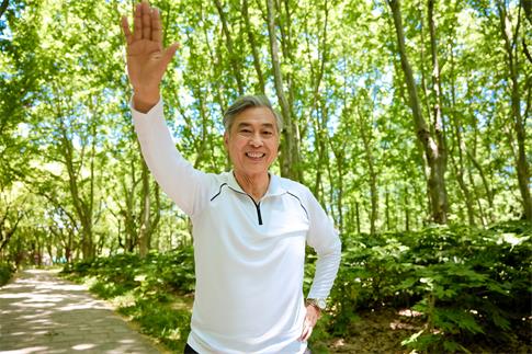 1729644189387998.jpg 攝圖網(wǎng)_507740679_戶外老爺爺伸手打招呼(企業(yè)商用).jpg