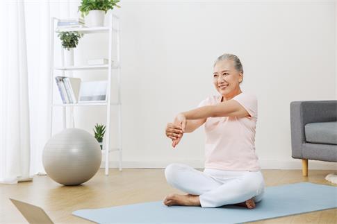 1731369331336973.jpg 攝圖網(wǎng)_502494790_在家里做伸展運動的老年人(企業(yè)商用).jpg