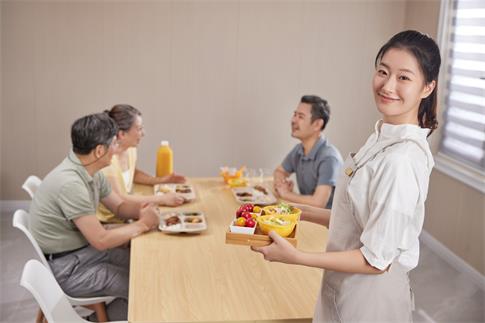 1731551185133481.jpg 攝圖網_507720120_養老院的營養師形象(企業商用).jpg