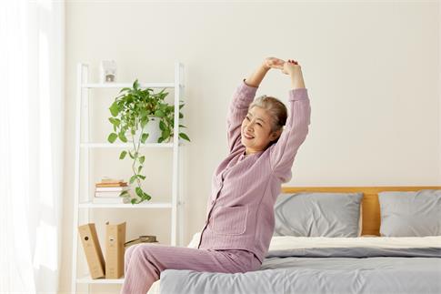 1732330162151173.jpg 攝圖網_507607512_老人冬日居家放松伸懶腰(企業商用).jpg