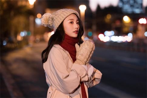 1733876430512961.jpg 攝圖網_501697819_冬季美女路邊等車(企業商用).jpg