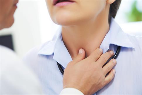 1734480175320352.jpg 攝圖網_600277549_男人在做頸部檢查(企業商用).jpg