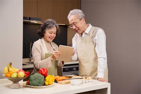 1734654714568851.jpg 攝圖網_507701629_老年夫妻用平板電腦研究菜譜(企業商用).jpg