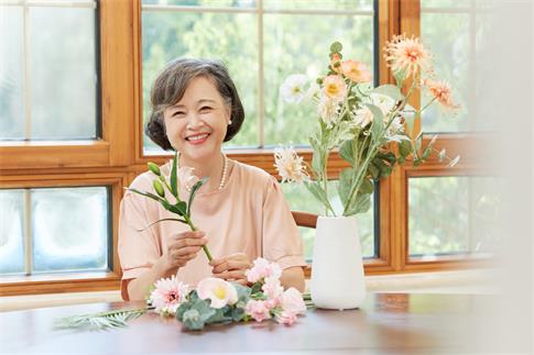 1735087071497544.jpg 攝圖網_506948266_優(yōu)雅插花的老年人(企業(yè)商用).jpg