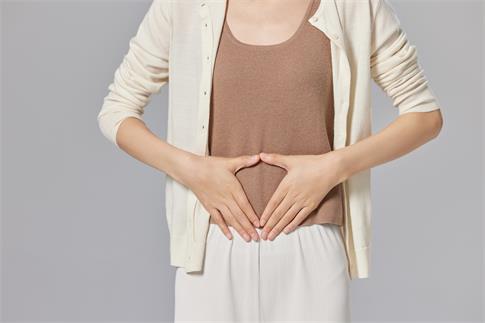 1737679036446908.jpg 攝圖網_506953110_捂著肚子的女性特寫(企業商用).jpg