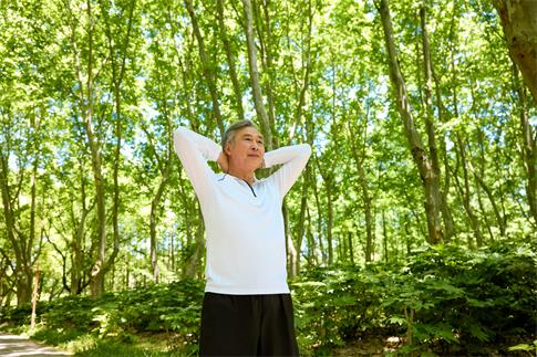 1737765282474274.jpg 攝圖網_507740680_清晨鍛煉的老爺爺(企業商用).jpg