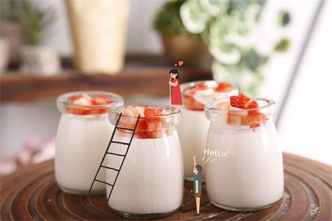 1737765800742152.jpg 攝圖網_401295575_夏日草莓果粒酸奶真好喝啊(企業商用).jpg