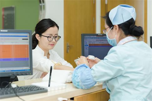 1751241433825262.jpg 攝圖網(wǎng)_500313618_醫(yī)生給文靜女人抽血化驗(yàn)(企業(yè)商用).jpg